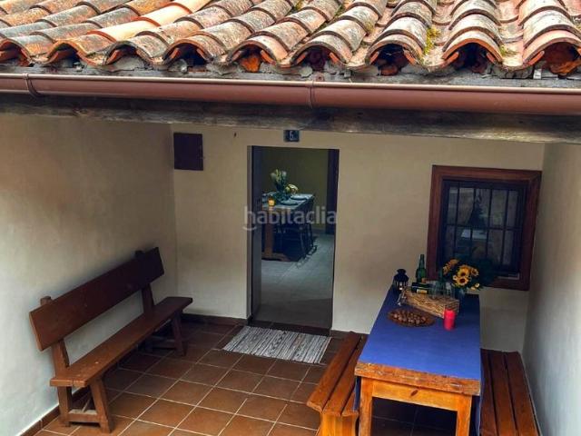 Masía en venta en Pravia. Casa de piedra reformada con panera y jardín en Pravia. Masías.