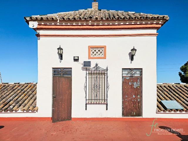 Masía en venta en Puente Genil. Precioso cortijo con olivar. Masías Puente.