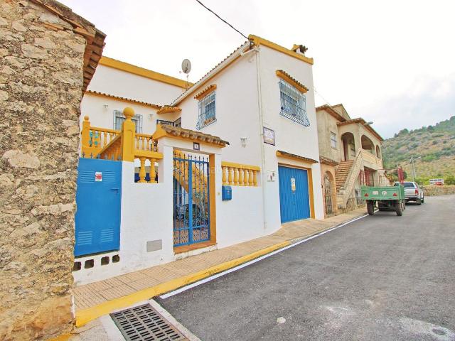 Chalet en venta en Ráfol de Almunia. Bonita casa con varias terrazas en entorno tranquilo. Chalets Ráfol de.