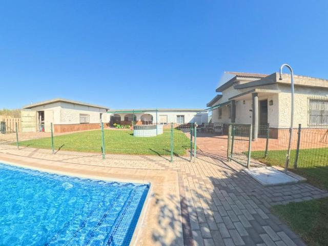 Masía en venta en Rota, Aguadulce Almadraba Punta Candor. Gran oportunidad de inversión Finca Rústica con casa en venta en Aguadulce, Rota 2.800 m2 terreno, 209 m2 vivienda reformada Re. Masías.