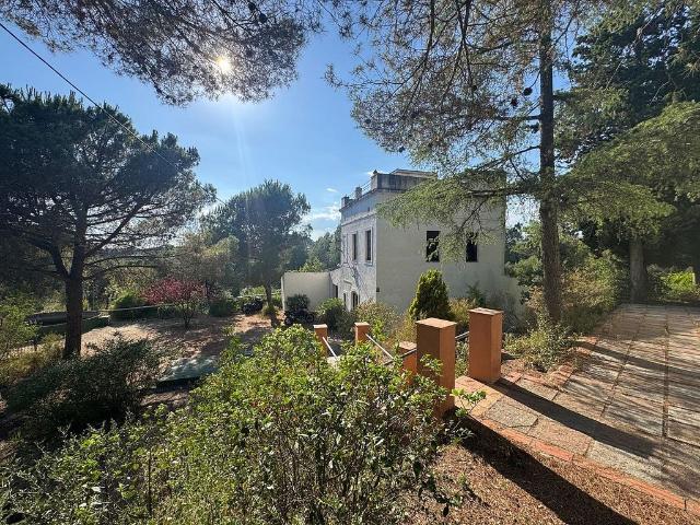 Masía en venta en Rubí, de 360 m² 7 habitaciones por 590.000