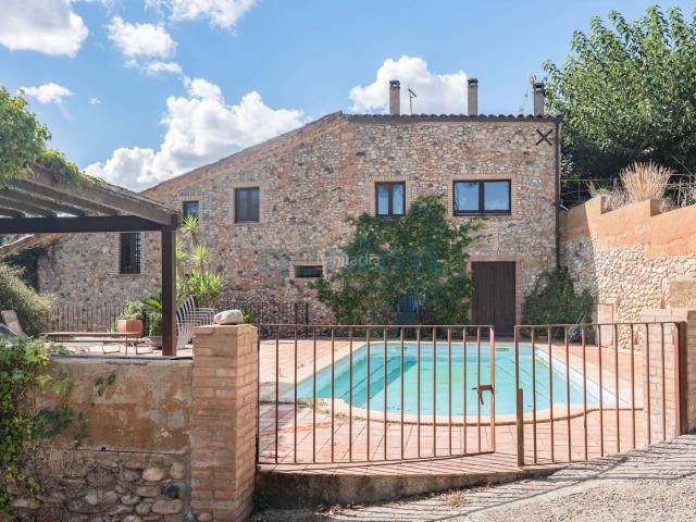 Masía en venta en Sant Miquel de Fluvià. CONJUNTO RESIDENCIAL RÚSTICO EN EL EMPORDÀ. VIVIENDA PRINCIPAL Y 6 VIVIENDAS MÁS. Masías Sant Miquel de.