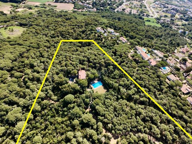 Masía en venta en Sant Feliu de Guíxols, Sant Pol Costa Brava. Villa de lujo en SAgaró 5 hab, piscina 16m, 12.000 m² parcela Exclusiva villa de 450 m² en finca de piedra a 1 km de la playa. Masías.