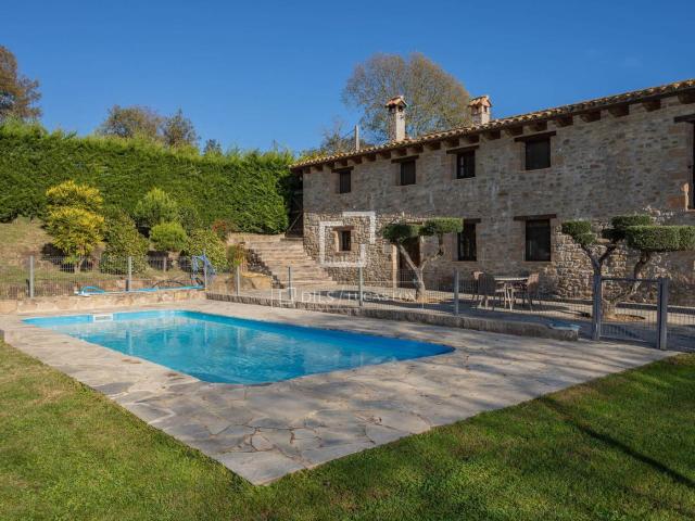 Masía en venta en Santa Pau. Encantadora masía restaurada, con 10 hectáreas, 7 dormitorios, piscina, anexos y licencia de turismo rural en venta en el parque n. Masías Santa.