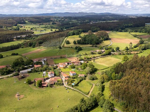 Masía en venta en Santiso. Casa a reformar con terreno y construcciones auxiliares en Santiso. Masías.