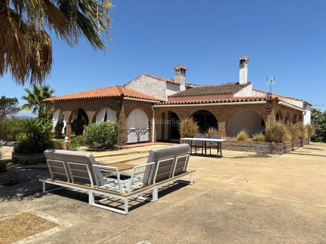 Masía en venta en San Bartolomé de la Torre. Finca rustica con dos casas, piscina, y dos almacenes. Masías San Bartolomé de la.