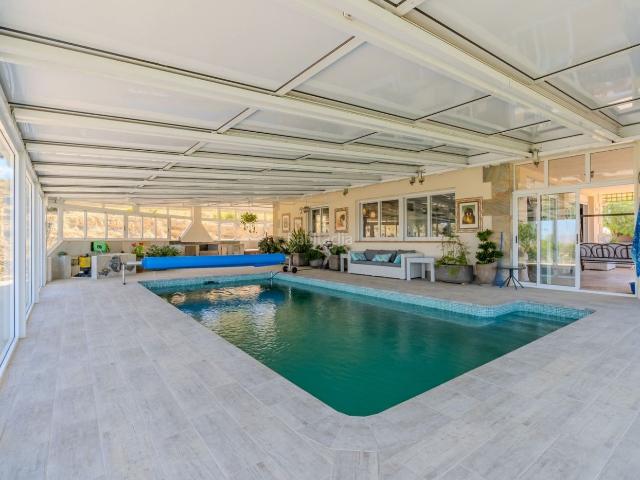 Masía en venta en San Miguel de Salinas. Villa exclusiva, a 4,5 km del centro de San Miguel de Salinas. Jardín, terrazas, gran piscina cubierta climatizada, estable, y 11. Masías San Miguel de.