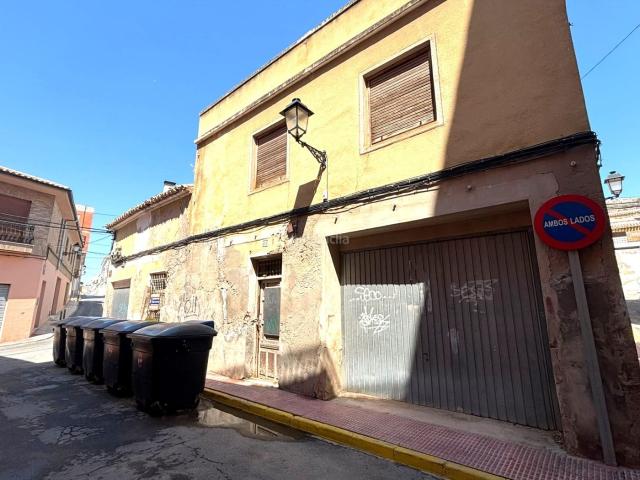 Masía en venta en Sax. Vivienda con fachada a tres calles, ubicada en el centro de Sax. La propiedad se asienta sobre una parcela de 180 m y cuenta con 2. Masías.