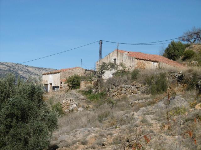 Masía en venta en Sierra Engarcerán. DOS MASÍAS EN VENTA EN UNA MISMA PARCELA CON LUZ Y TERRENO. Masías Sierra.