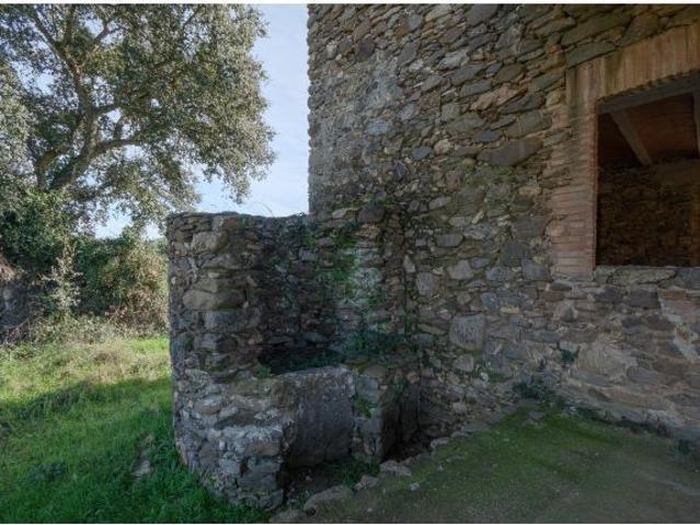 Masía en el Empordà: Un Proyecto Arquitectónico con Visión en el Corazón del Empordà