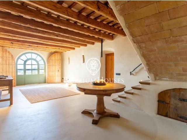 Masía exclusiva en venta con vistas de 180º al mar a 20 minutos de Barcelona