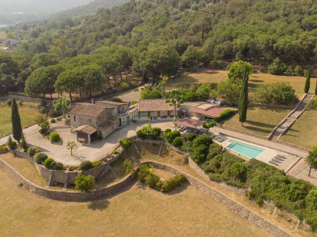 Masía histórica con negocio de hospitalidad consolidado en el campo de Girona. Amer, Girona. Costa Brava
