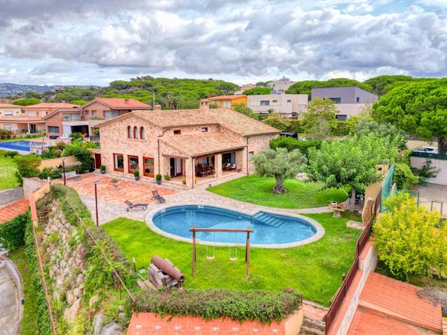 Masia situada en la exclusiva y tranquila urbanización de Les Bateries