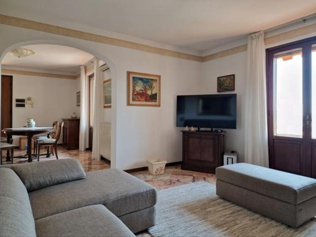 MASSA, vicino al centro, vendesi in esclusiva bellissima porzione di bifamiliare con ampio giardino e meravigliosa vista MARE MONTI: sala, tinello, c