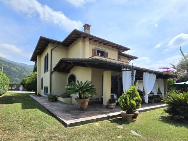 MASSA, villa di ampia metratura nella prima periferia, disposta su tre livelli con ampio giardino di circa 1.300 mq. Composta di salone con camino, cu
