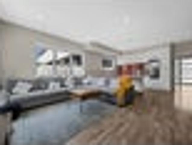 Massive Family Living 6 Bdrm, 3 Living, 5 Bthrm!