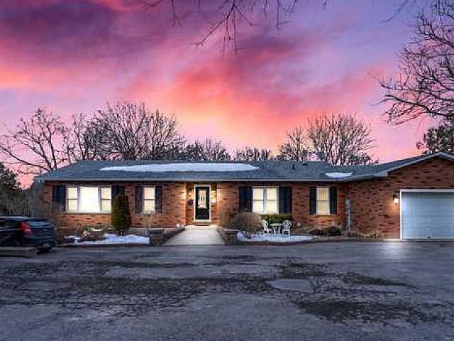 Massive Lot Just Over 4 Acres! open Concept 3 Bed+den Bungalow