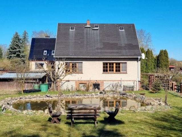 Massives, voll unterkellertes Haus mit 2 Heizsystemen u. kl. Teich