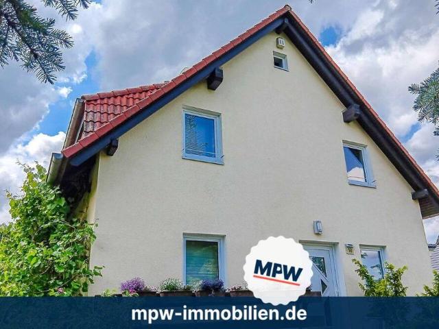 Massives Einfamilienhaus auf ca. 854 m² Grundstück: mit Keller, Wintergarten und Kamin