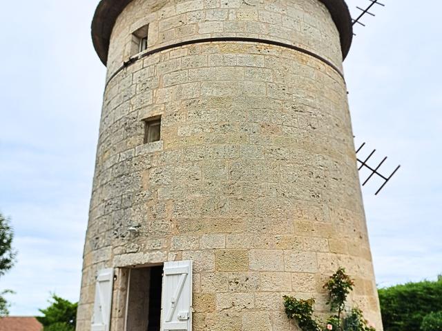 Mauvezin Authentique moulin à vent restauré avec vue Pyrénées