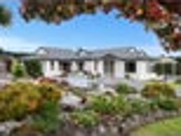 Maunu Estate living with views & gardens