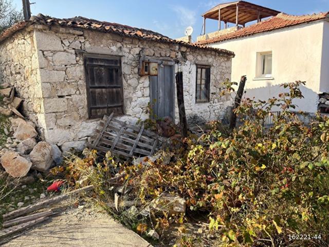 MAVİ BONCUK'TAN KÖSEDERE'DE TADİLATA UYGUN KÖY EVİ