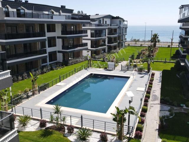 Mavi Ve Yeşilin Kucakladığı Güvenlikli Site Denize Nazır2+1daire