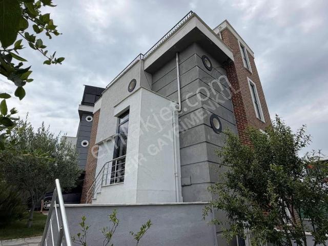 Mavi Yeşil Konaklarında Denize 200 M Mesafede Tam Müstakil Villa