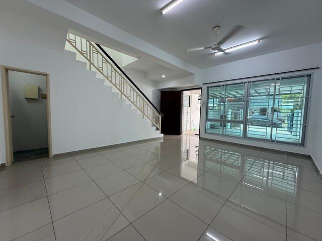 Maya Heights Bandar Seri Alam Features House in Super Good condition