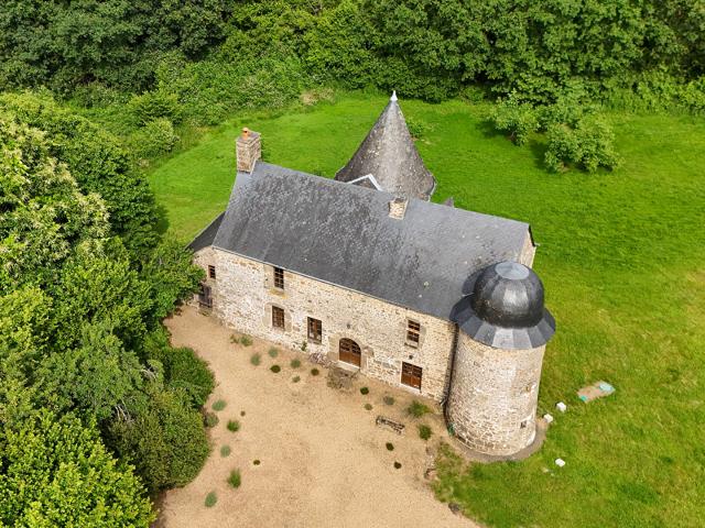 Mayenne: Manoir fortifié de 4 chambres avec dépendance, granges, boulangerie et enclos