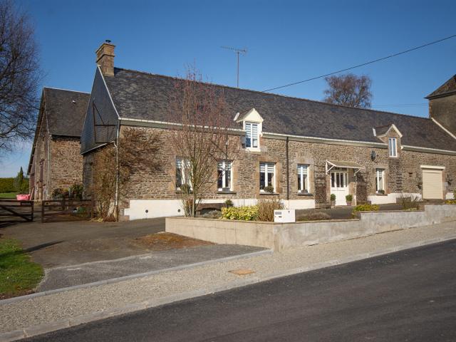 MAYENNE, La Dorée, 4 6 chambres, 227 m2 habitables, dépendances, garage, jardin, puits, sur un terrain de 3897 m2