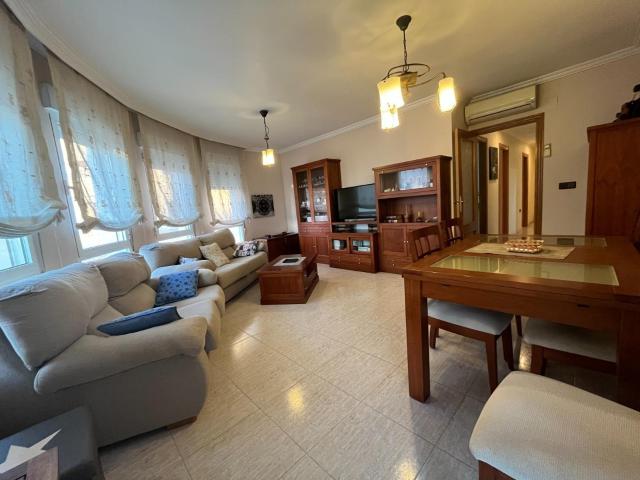 MAYMAR les presenta esta amplia y luminosa vivienda ubicada. 112m² Torrevieja