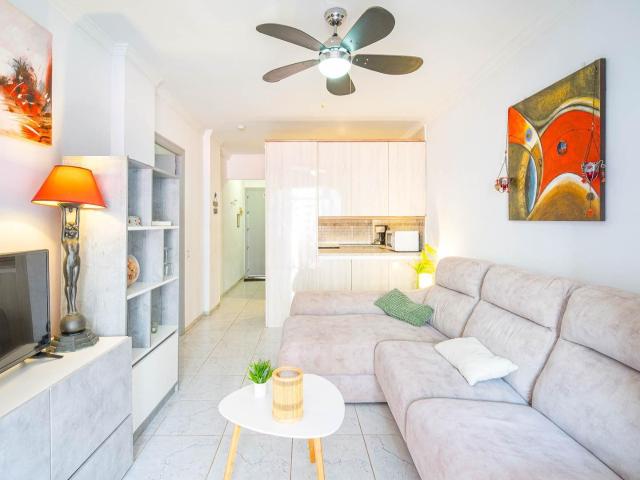 Maymar presenta esta acogedora planta baja reformada, lista. 50m² Torrevieja