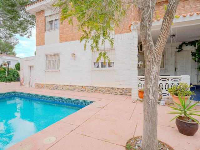 Maymar les presenta este encantador bungalow en planta baja. 85m² Pinar de campoverde