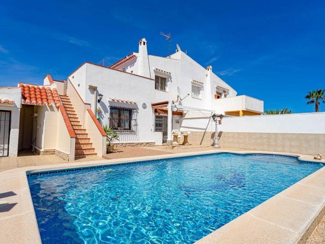 Maymar les presenta este exclusivo chalet pareado en El Chap. 214m² Torrevieja