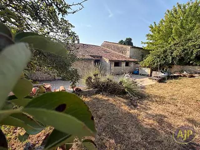 Mazerolles 17800 Achat / Vente maison 8 pièces t8 terrasse cave