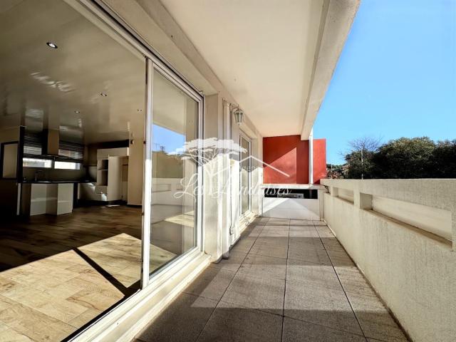 MAZET T4 DUPLEX LUMINEUX CENTRE VILLE LA LONDE LES MAURES PA