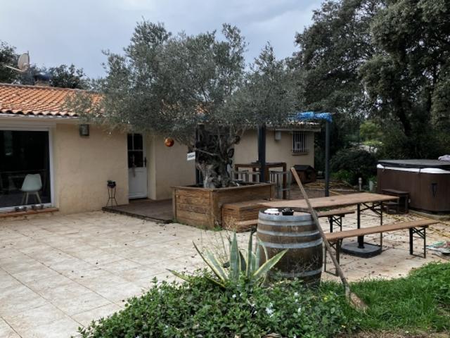 Mazet en pleine campagne sur 8000 m² à 10 KM de SETE