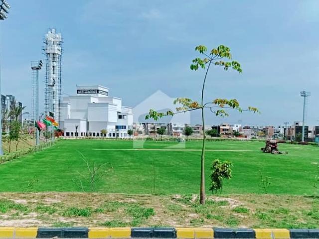 Mdr, corner and park face plot for sale in faisal town