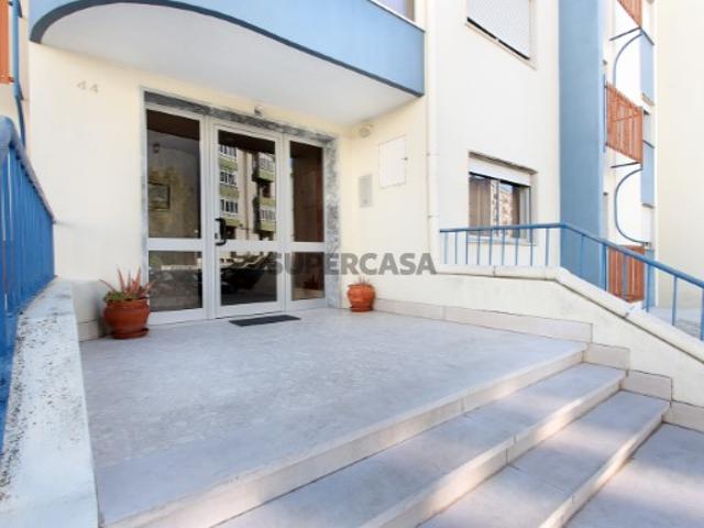 Mem Martins Apartamento T1 transformado em T2 em zona tranquila