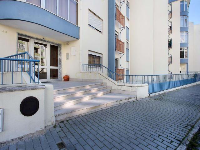Mem Martins Apartamento T1 transformado em T2 em zona tranquila