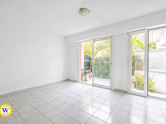 MENTON 1 PIECE VIDE AVEC TERRASSE