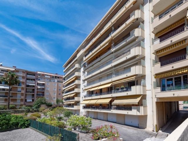 Menton 70m² au pied des commerces avec parking