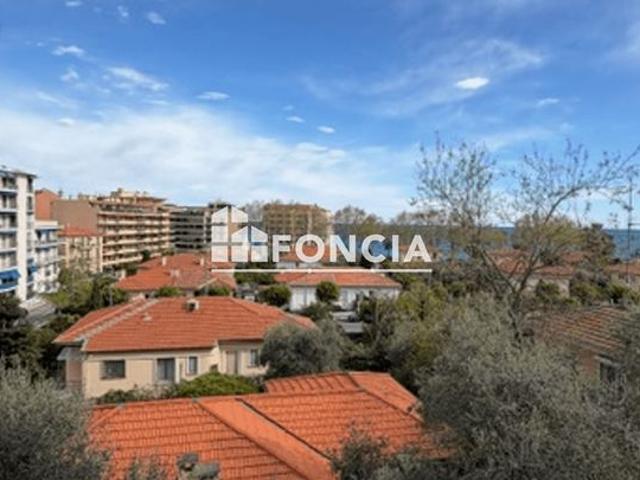 MENTON CENTENAIRE PROCHE VILLE ET PLAGE SPACIEUX DEUX PIECES DE 60m2 VENDU AVEC CAVE ET POSS. GARAGE EN SUPP