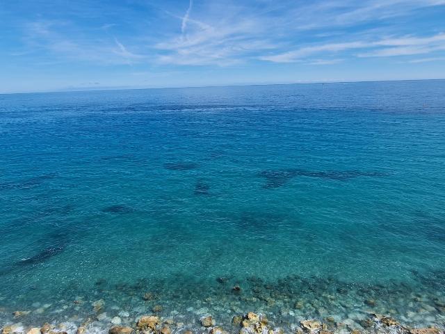 Menton Centre Studio avec terrasse 8 m2 et vue mer