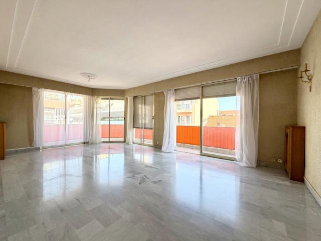 MENTON CENTRE VASTE T2 ETAGE ELEVE AVEC EXTERIEUR