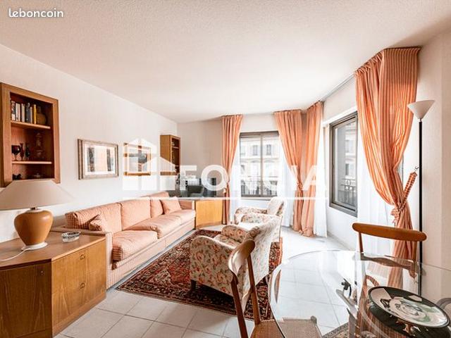 Menton centre ville, appartement de trois pieces entierement meublee sur mesure, vendu avec 2 garages