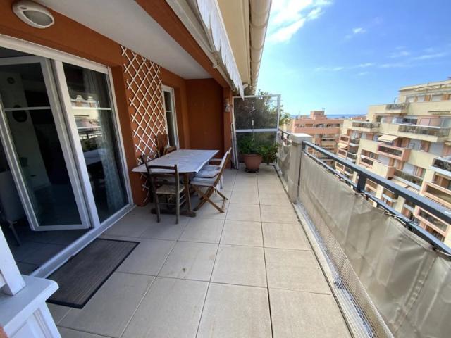 Menton centre 3 pièces en dernier étage, terrasse de 27 m2 expo sud ouest