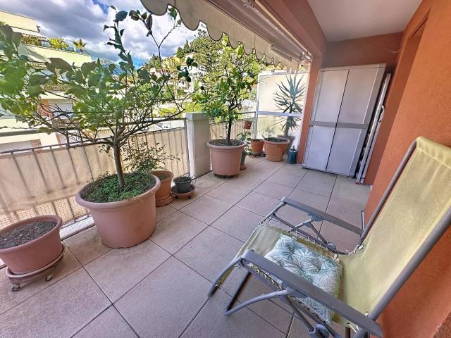 Menton centre – 3 pièces en dernier étage, terrasse et vue 56m² Menton