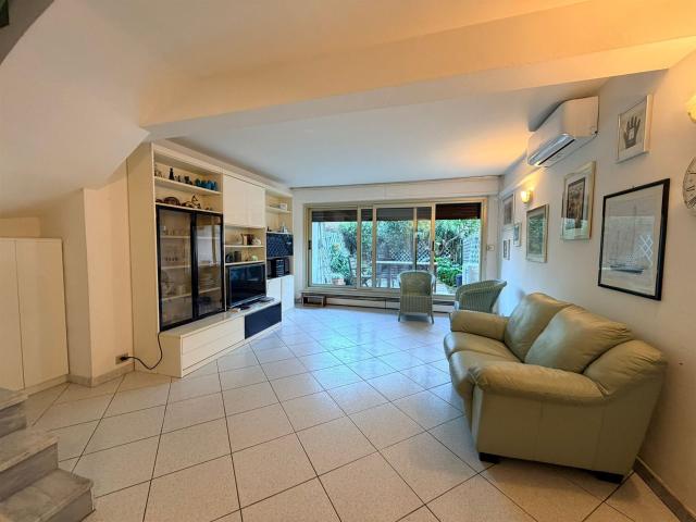 Menton Boulevard de Garavan. Duplex à rénover avec jardin et. 61m² Menton